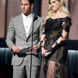Nick Jonas y Meghan Trainor presentan en los Grammy 2015