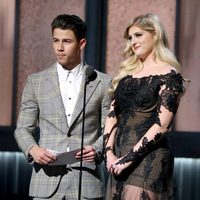 Nick Jonas y Meghan Trainor presentan en los Grammy 2015