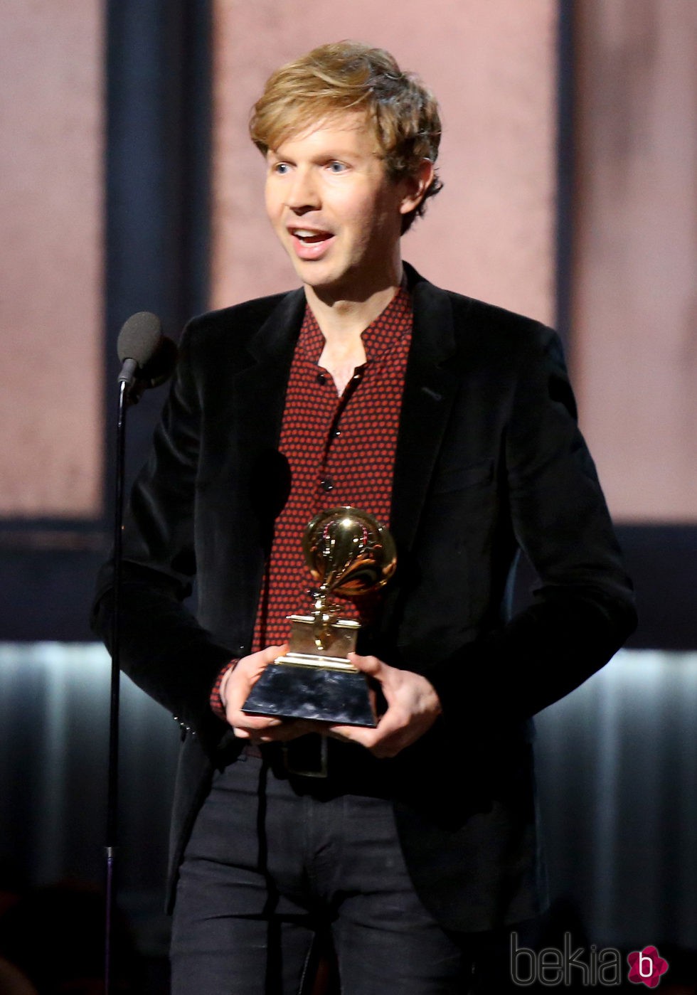 Beck recoge su premio en los Grammy 2015