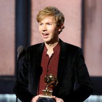 Beck recoge su premio en los Grammy 2015