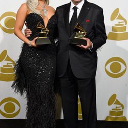 Tony Bennett y Lady Gaga posan con su premio Grammy 2015