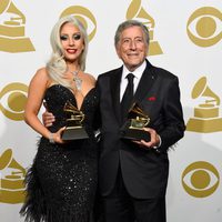 Tony Bennett y Lady Gaga posan con su premio Grammy 2015