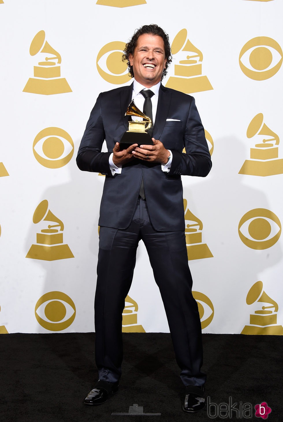 Carlos Vives posa con su premio Grammy 2015