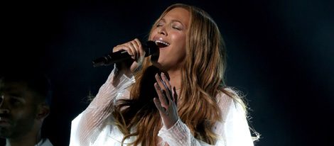 Beyoncé en plena actuación de los premios Grammy 2015