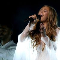 Beyoncé en plena actuación de los premios Grammy 2015