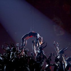 Madonna vuela por el Staples Center en los Grammy 2015