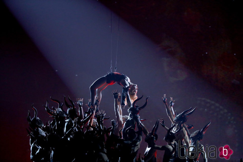 Madonna vuela por el Staples Center en los Grammy 2015