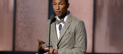 Pharrell Williams recoge un premio en los Grammy 2015