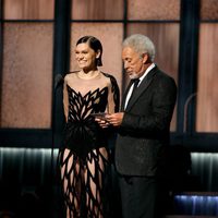 Jessie J y Tom Jones presentan un premio en los Grammy 2015