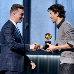 Enrique Iglesias entrega un premio a Sam Smith en los Grammy 2015