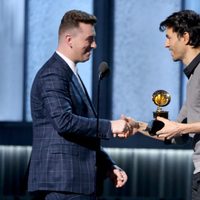 Enrique Iglesias entrega un premio a Sam Smith en los Grammy 2015