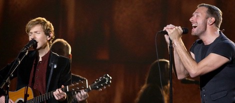 Beck y Chris Martin actúan juntos en los Grammy 2015