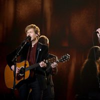 Beck y Chris Martin actúan juntos en los Grammy 2015
