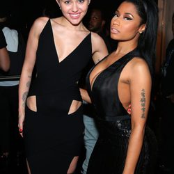 Miley Cyrus y Nicki Minaj en los premios Grammy 2015
