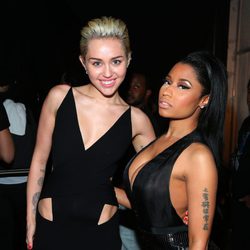 Miley Cyrus y Nicki Minaj en los premios Grammy 2015