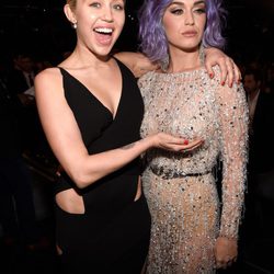 Miley Cyrus y Katy Perry  en los premios Grammy 2015