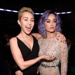 Miley Cyrus y Katy Perry  en los premios Grammy 2015