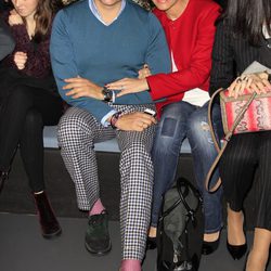 Luján Argüelles y Boris Izaguirre en el front row de Hannibal Laguna en Madrid Fashion Week otoño/invierno 2015/2016