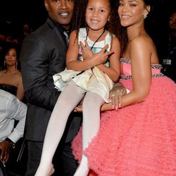 Rihanna con el actor Jamie Foxx y su hija Annalise Bishop en los premios Grammy 2015