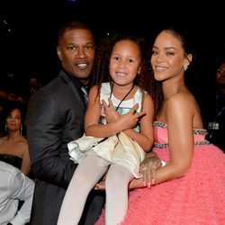 Rihanna con el actor Jamie Foxx y su hija Annalise Bishop en los premios Grammy 2015