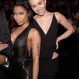 Nicki Minaj y Miley Cyrus en los premios Grammy 2015