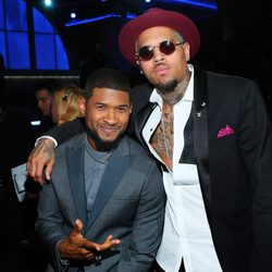 Usher y Chris Brown en los premios Grammy 2015