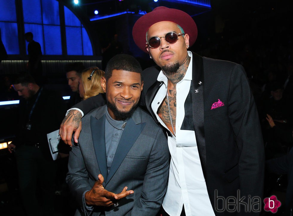 Usher y Chris Brown en los premios Grammy 2015