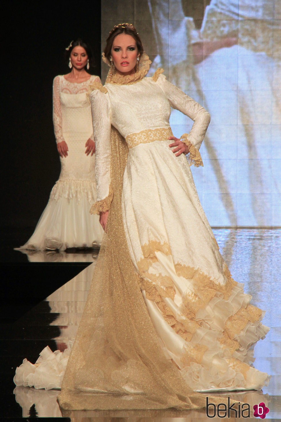 Jessica Bueno desfilando vestido de novia en el SIMOF 2015