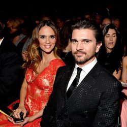 Juanes y Karen Martínez en los premios Grammy 2015