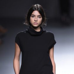 Rocío Herrera desfilando para Ángel Schlesser en Madrid Fashion Week otoño/invierno 2015