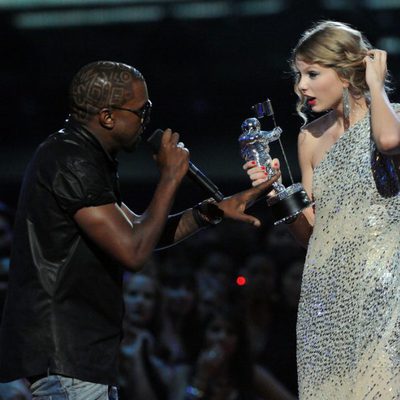 Kanye West interrumpe el discurso de Taylor Swift en los VMA 2009