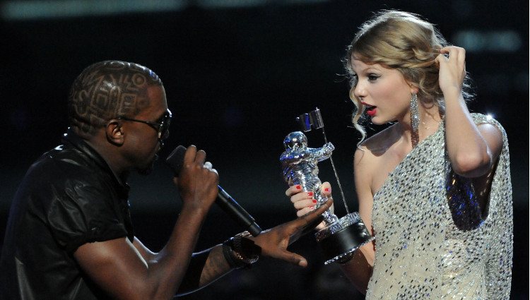Kanye West interrumpe el discurso de Taylor Swift en los VMA 2009