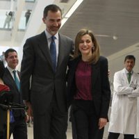 Los Reyes Felipe y Letizia, muy cariñosos en el Hospital de Parapléjicos de Toledo