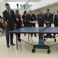 Los Reyes Felipe y Letizia jugando al ping pong en el Hospital de Parapléjicos de Toledo
