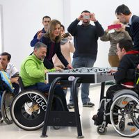 Los Reyes Felipe y Letizia jugando al futbolíon en el Hospital de Parapléjicos de Toledo