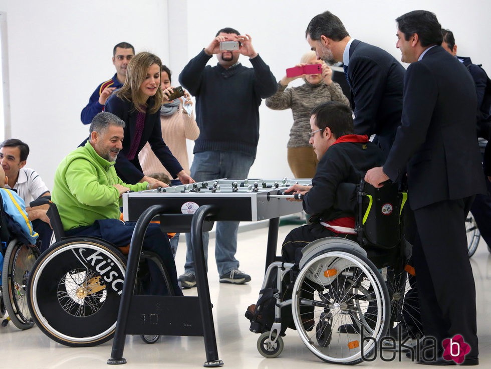 Los Reyes Felipe y Letizia jugando al futbolíon en el Hospital de Parapléjicos de Toledo