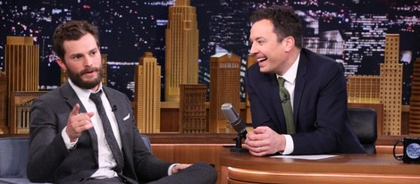 Jamie Dornan promocionando 'Cincuenta sombras de Grey' en el programa de Jimmy Fallon