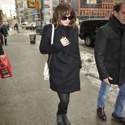 Dakota Johnson pasea muy abrigada por las calles de Manhattan