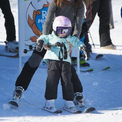 Athena de Dinamarca aprende a esquiar ayudada por su madre la Princesa Marie