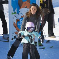 Athena de Dinamarca aprende a esquiar ayudada por su madre la Princesa Marie