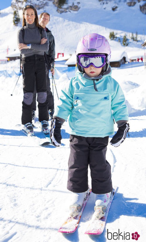 Athena de Dinamarca aprendiendo a esquiar con 3 años