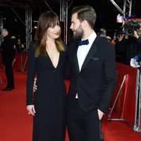 Jamie Dornan y Dakota Johnson muy cómplices en el estreno de 'Cincuenta sombras de Grey' en la Berlinale 2015