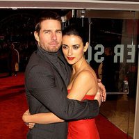 Penélope Cruz y Tom Cruise abrazados en el estreno de 'El último Samurai'