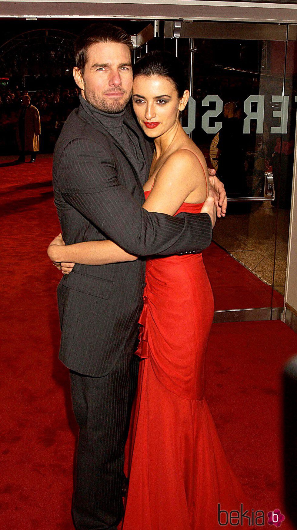 Penélope Cruz y Tom Cruise abrazados en el estreno de 'El último Samurai'