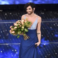 Conchita Wurst recibe el cariño del público del Festival de Sanremo 2015