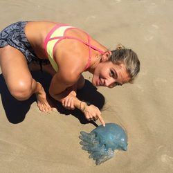 Elsa Pataky con una medusa en Australia