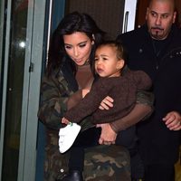 Kim Kardashian lleva a North West al desfile de Kanye West para Adidas en la New York Fashion Week