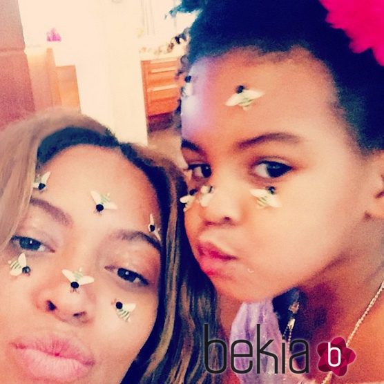 Beyoncé y Blue Ivy juegan con unas abejas de juguete