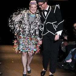 Kelly Osbourne y Brad Goreski en el desfile Fashion for Relief de Nueva York