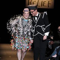 Kelly Osbourne y Brad Goreski en el desfile Fashion for Relief de Nueva York